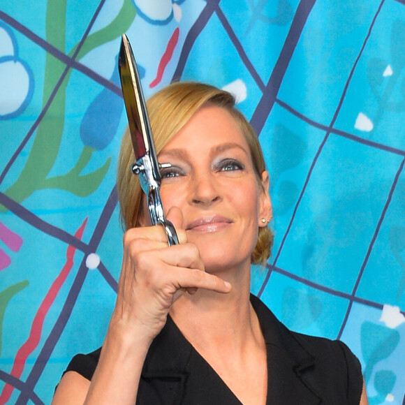 Uma Thurman, arborant des souliers et une pochette Jimmy Choo, inaugure les vitrines de noël du magasin Printemps Haussman à Paris le 3 novembre 2016. © Coadic Guirec / Bestimage