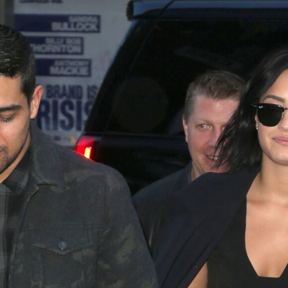 Demi Lovato et son compagnon Wilmer Valderrama main dans la main à New York le 26 octobre 2015. Demi Lovato vient d'annoncer une tournée avec Nick Jonas en 2016.