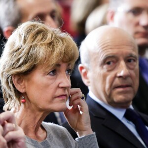 Alain Juppé, candidat à la primaire de la droite et du centre, avec sa femme Isabelle lors de son meeting au Palais des Congrès à Bordeaux, le 9 novembre 2016.