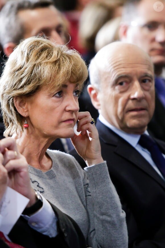 Alain Juppé, candidat à la primaire de la droite et du centre, avec sa femme Isabelle lors de son meeting au Palais des Congrès à Bordeaux, le 9 novembre 2016.