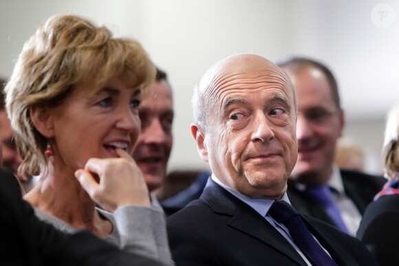 Alain Juppé, candidat à la primaire de la droite et du centre, avec sa femme Isabelle lors de son meeting au Palais des Congrès à Bordeaux, le 9 novembre 2016.