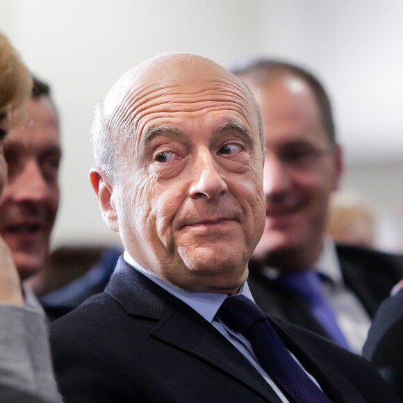 Alain Juppé, candidat à la primaire de la droite et du centre, avec sa femme Isabelle lors de son meeting au Palais des Congrès à Bordeaux, le 9 novembre 2016.
