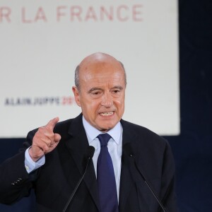 Alain Juppé, candidat à la primaire de la droite et du centre, en meeting au Palais des Congrès à Bordeaux, le 9 novembre 2016.