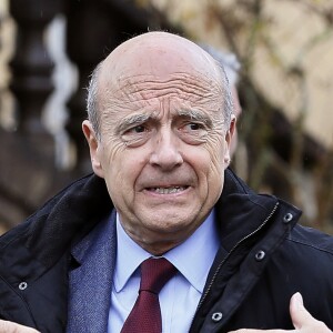 Alain Juppé, maire de Bordeaux et candidat à la primaire à droite, en compagnie de Jean-Jacques de Peretti maire de Sarlat et d'Hervé Mariton, rencontre les habitants de Sarlat sur le marché de la ville le 5 Novembre 2016.