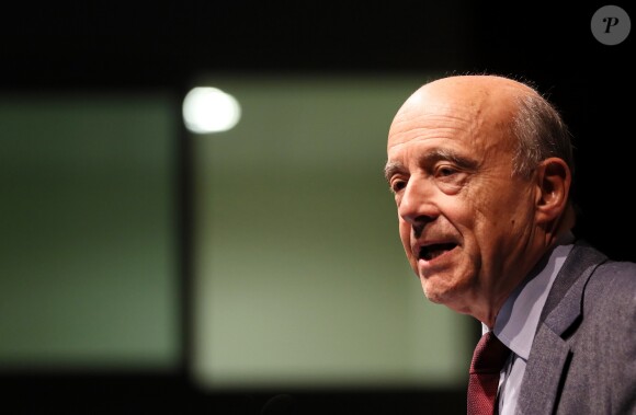 Alain Juppé, maire de Bordeaux et candidat à la primaire à droite, en compagnie de Claude Chirac et de son mari Frédéric Salat-Baroux, participe à une rencontre militante à Egleton en Corrèze le 5 Novembre 2016.