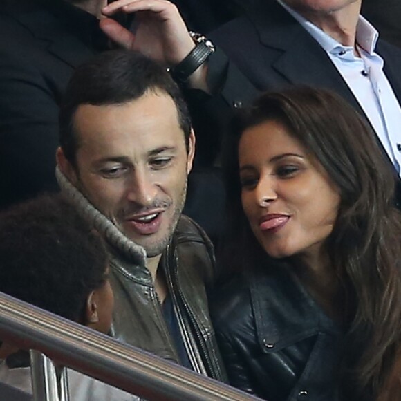 Michaël Cohen, son fils Surafel (qu'il a adopté en 2010 avec Emmanuelle Béart) et sa compagne Malika Ménard dans les tribunes du parc des princes pour assister au match de football PSG-Toulouse (victoire 5 à 0 du PSG) le 7 novembre 2015