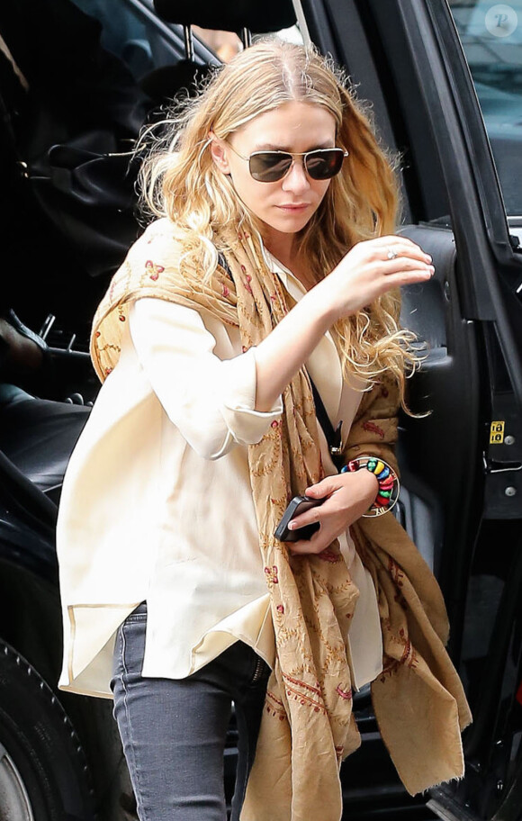 Ashley Olsen sort d'une voiture à New York, le 8 septembre 2014.