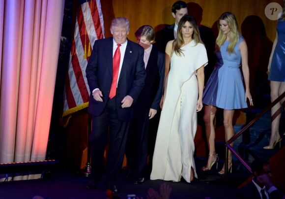 Juste avant l'élection, Donald Trump avec son fils Barron, son épouse Melania et sa fille Ivanka Trump devant les militants à New York, le 8 novembre 2016.