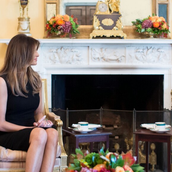 Melania Trump et Michelle Obama prennent le thé alors que leurs maris, Donald Trump et Barack Obama discutent dans le Bureau ovale de la Maison Blanche à Washington, le 10 novembre 2016.