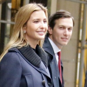 Ivanka Trump, souriante, et son mari Jared Kushner quittent leur appartement pour se rendre à la Trump Tower à New York le 9 novembre 2016.