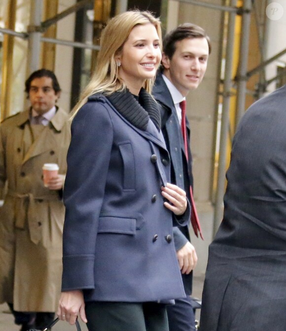 Ivanka Trump, souriante, et son mari Jared Kushner quittent leur appartement pour se rendre à la Trump Tower à New York le 9 novembre 2016.