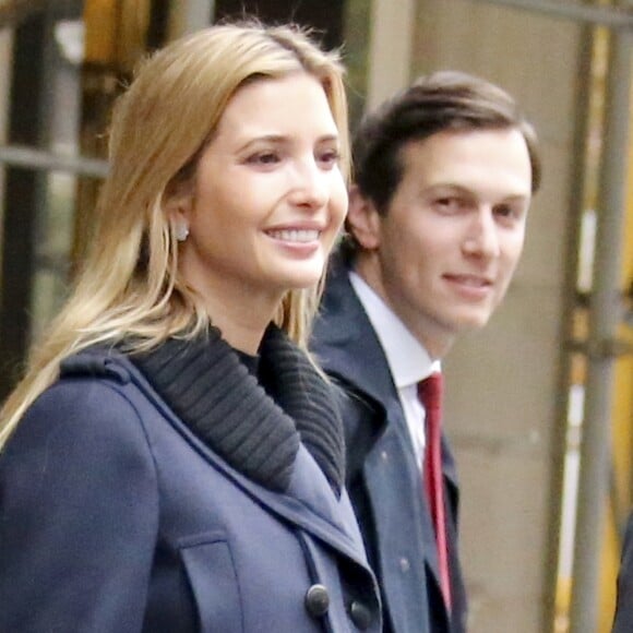 Ivanka Trump, souriante, et son mari Jared Kushner quittent leur appartement pour se rendre à la Trump Tower à New York le 9 novembre 2016.