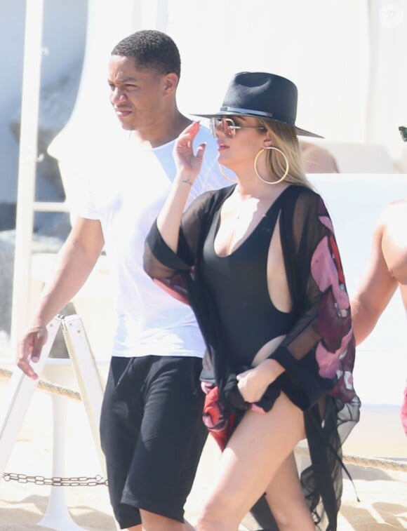 Exclusif - Khloe Kardashian et son présumé nouveau compagnon le joueur de la NBA Tristan Thompson sont en vacances avec des amis sur la plage à Cabo San Lucas, le 5 septembre 2016