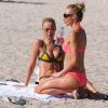 Exclusif - Les mannequins Eva et Mia Fahler profitent d'un après-midi ensoleillé sur la plage de Miami, le 9 novembre 2016.