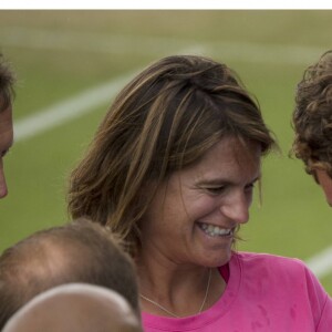 Amélie Mauresmo, enceinte de son fils Aaron, lors d'un entraînement avec Andy Murray à Wimbledon à Londres le 7 juillet 2015.