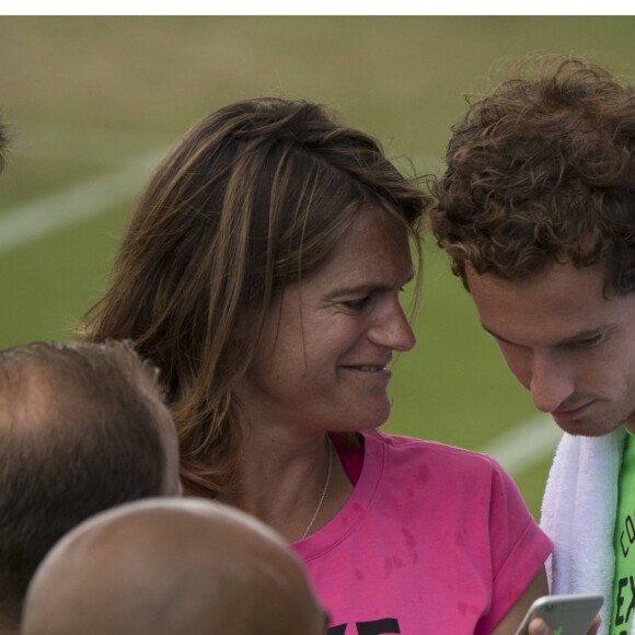 Amélie Mauresmo, enceinte de son fils Aaron, lors d'un entraînement avec Andy Murray à Wimbledon à Londres le 7 juillet 2015.