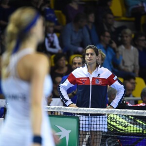 Amélie Mauresmo lors de la finale de la Fed Cup entre la République tchèque et la France à Strasbourg le 13 novembre 2016. Au lendemain de cette cruelle défaite, la capitaine des Bleues annonçait qu'elle quittait son poste et révélait être enceinte de son deuxième enfant, un an après la naissance d'Aaron.