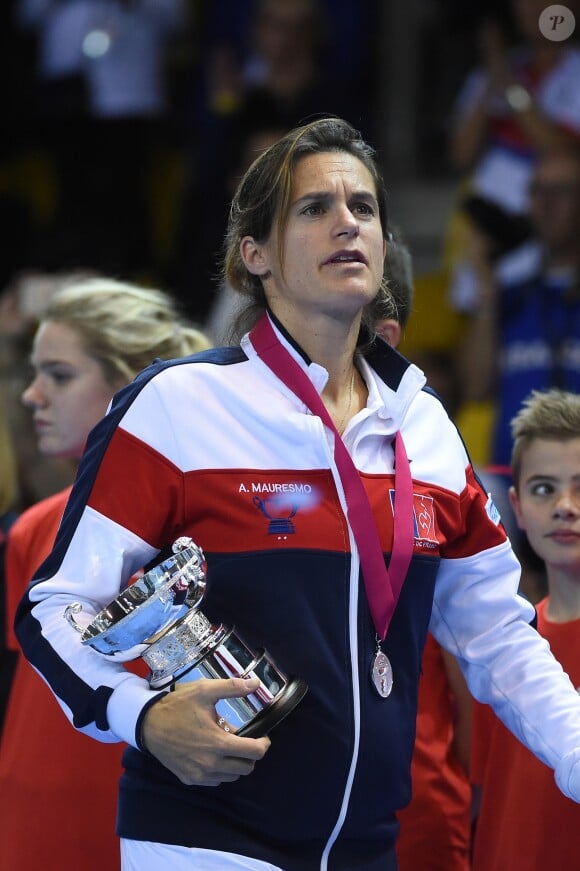 Amélie Mauresmo lors de la finale de la Fed Cup entre la République tchèque et la France à Strasbourg le 13 novembre 2016. Au lendemain de cette cruelle défaite, la capitaine des Bleues annonçait qu'elle quittait son poste et révélait être enceinte de son deuxième enfant, un an après la naissance d'Aaron.