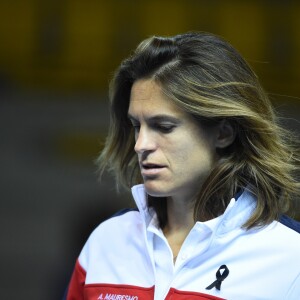 Amélie Mauresmo lors de la finale de la Fed Cup entre la République tchèque et la France à Strasbourg le 13 novembre 2016. Au lendemain de cette cruelle défaite, la capitaine des Bleues annonçait qu'elle quittait son poste et révélait être enceinte de son deuxième enfant, un an après la naissance d'Aaron.