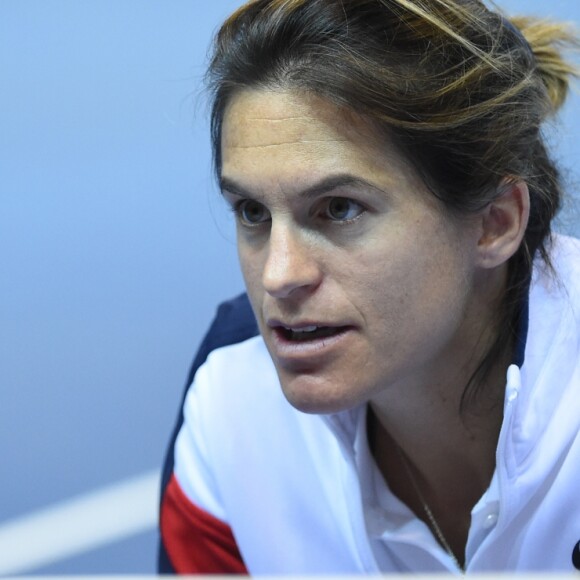 Amélie Mauresmo lors de la finale de la Fed Cup entre la République tchèque et la France à Strasbourg le 13 novembre 2016. Au lendemain de cette cruelle défaite, la capitaine des Bleues annonçait qu'elle quittait son poste et révélait être enceinte de son deuxième enfant, un an après la naissance d'Aaron.