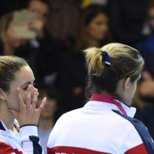 Amélie Mauresmo lors de la finale de la Fed Cup entre la République tchèque et la France à Strasbourg le 13 novembre 2016. Au lendemain de cette cruelle défaite, la capitaine des Bleues annonçait qu'elle quittait son poste et révélait être enceinte de son deuxième enfant, un an après la naissance d'Aaron.