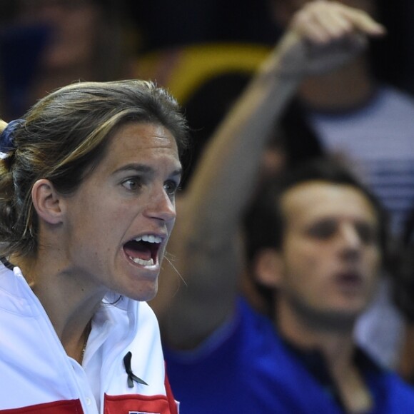 Amélie Mauresmo lors de la finale de la Fed Cup entre la République tchèque et la France à Strasbourg le 13 novembre 2016. Au lendemain de cette cruelle défaite, la capitaine des Bleues annonçait qu'elle quittait son poste et révélait être enceinte de son deuxième enfant, un an après la naissance d'Aaron.