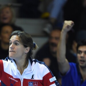 Amélie Mauresmo lors de la finale de la Fed Cup entre la République tchèque et la France à Strasbourg le 13 novembre 2016. Au lendemain de cette cruelle défaite, la capitaine des Bleues annonçait qu'elle quittait son poste et révélait être enceinte de son deuxième enfant, un an après la naissance d'Aaron.