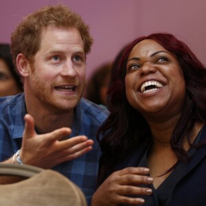 Le prince Harry, portant le ruban rouge de la lutte contre le sida, assiste aux répétitions du choeur Joyful Noise des membres de l'association caritative NAZ au club Hurlingham à Londres, le 15 novembre 2016.