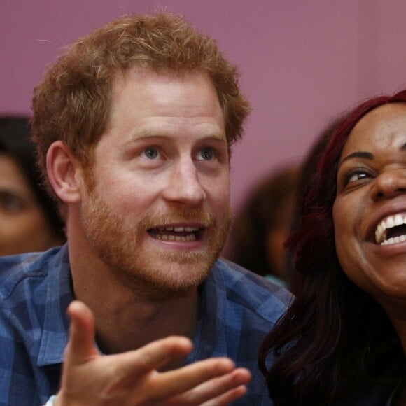 Le prince Harry, portant le ruban rouge de la lutte contre le sida, assiste aux répétitions du choeur Joyful Noise des membres de l'association caritative NAZ au club Hurlingham à Londres, le 15 novembre 2016.