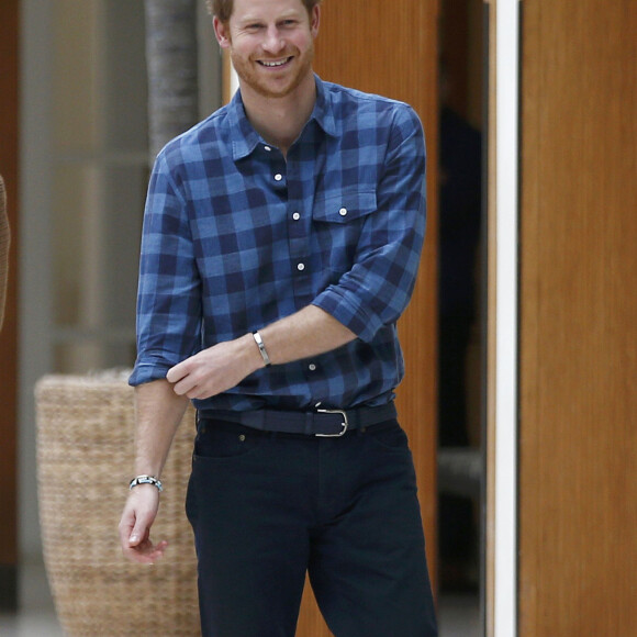 Le prince Harry, portant le ruban rouge de la lutte contre le sida, assiste aux répétitions du choeur Joyful Noise des membres de l'association caritative NAZ au club Hurlingham à Londres, le 15 novembre 2016.