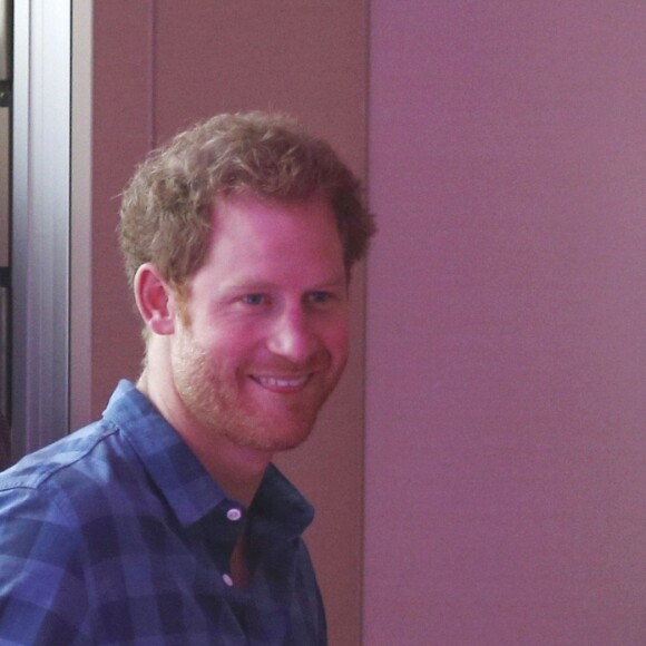 Le prince Harry, portant le ruban rouge de la lutte contre le sida, assiste aux répétitions du choeur Joyful Noise des membres de l'association caritative NAZ au club Hurlingham à Londres, le 15 novembre 2016.