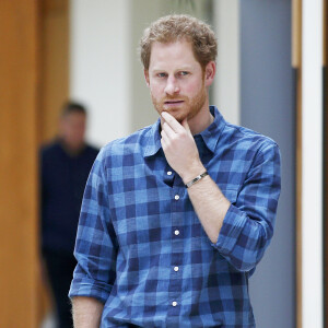 Le prince Harry, portant le ruban rouge de la lutte contre le sida, assiste aux répétitions du choeur Joyful Noise des membres de l'association caritative NAZ au club Hurlingham à Londres, le 15 novembre 2016.