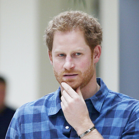 Le prince Harry, portant le ruban rouge de la lutte contre le sida, assiste aux répétitions du choeur Joyful Noise des membres de l'association caritative NAZ au club Hurlingham à Londres, le 15 novembre 2016.