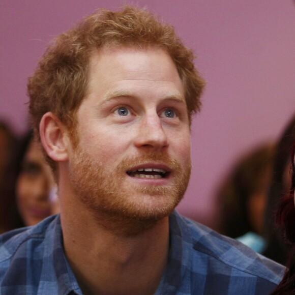 Le prince Harry, portant le ruban rouge de la lutte contre le sida, assiste aux répétitions du choeur Joyful Noise des membres de l'association caritative NAZ au club Hurlingham à Londres, le 15 novembre 2016.