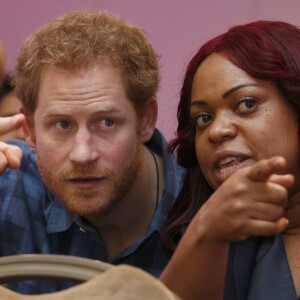 Le prince Harry, portant le ruban rouge de la lutte contre le sida, assiste aux répétitions du choeur Joyful Noise des membres de l'association caritative NAZ au club Hurlingham à Londres, le 15 novembre 2016.