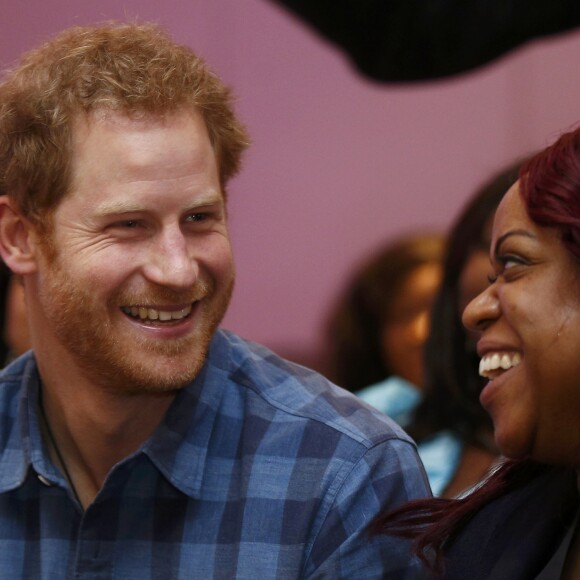 Le prince Harry, portant le ruban rouge de la lutte contre le sida, assiste aux répétitions du choeur Joyful Noise des membres de l'association caritative NAZ au club Hurlingham à Londres, le 15 novembre 2016.