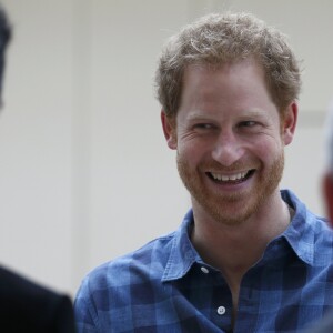 Le prince Harry, portant le ruban rouge de la lutte contre le sida, assiste aux répétitions du choeur Joyful Noise des membres de l'association caritative NAZ au club Hurlingham à Londres, le 15 novembre 2016.