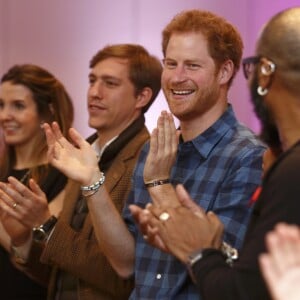 Le prince Harry, portant le ruban rouge de la lutte contre le sida, assiste aux répétitions du choeur Joyful Noise des membres de l'association caritative NAZ au club Hurlingham à Londres, le 15 novembre 2016.