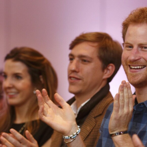 Le prince Harry, portant le ruban rouge de la lutte contre le sida, assiste aux répétitions du choeur Joyful Noise des membres de l'association caritative NAZ au club Hurlingham à Londres, le 15 novembre 2016.