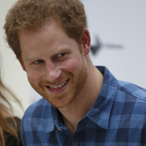 Le prince Harry, portant le ruban rouge de la lutte contre le sida, assiste aux répétitions du choeur Joyful Noise des membres de l'association caritative NAZ au club Hurlingham à Londres, le 15 novembre 2016.