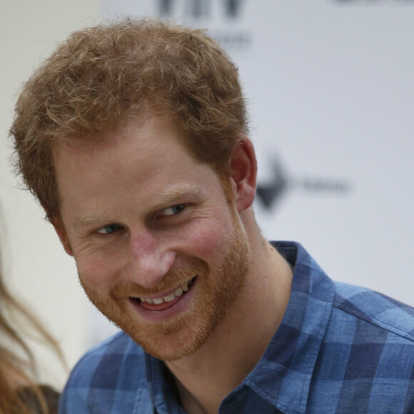 Le prince Harry, portant le ruban rouge de la lutte contre le sida, assiste aux répétitions du choeur Joyful Noise des membres de l'association caritative NAZ au club Hurlingham à Londres, le 15 novembre 2016.