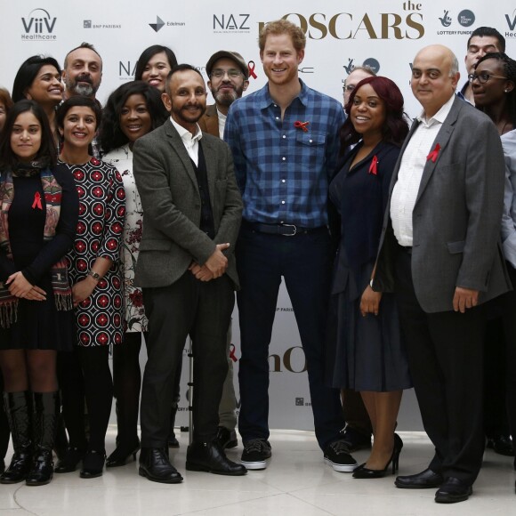 Le prince Harry, portant le ruban rouge de la lutte contre le sida, assiste aux répétitions du choeur Joyful Noise des membres de l'association caritative NAZ au club Hurlingham à Londres, le 15 novembre 2016.