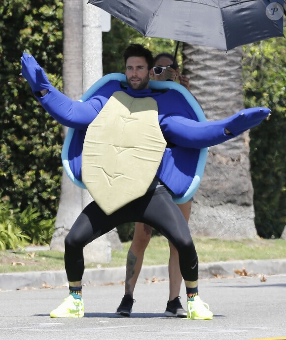 Exclusif - Adam Levine déguisé en tortue sur le tournage d'un clip vidéo à Beverly Hills, Los Angeles, Californie, Etats-Unis, le 28 août 2016.