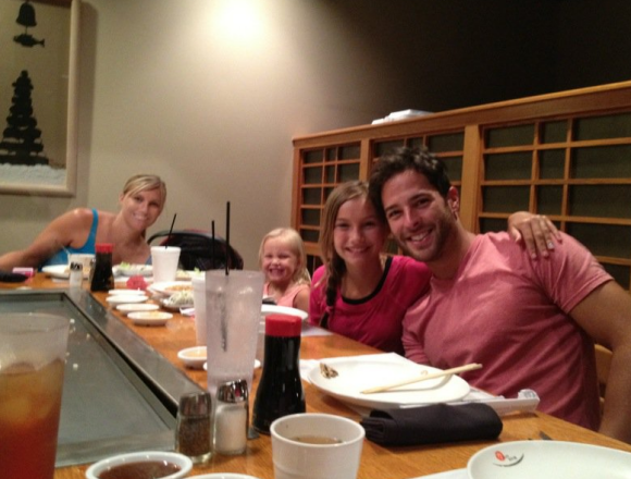 Corey Sligh au restaurant avec ses nièces. Photo publiée sur sa page Twitter, le 12 juillet 2012