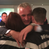 David Ginola, ému de retrouver les pompiers qui lui ont sauvé la vie. Nice, le 12 novembre 2016.