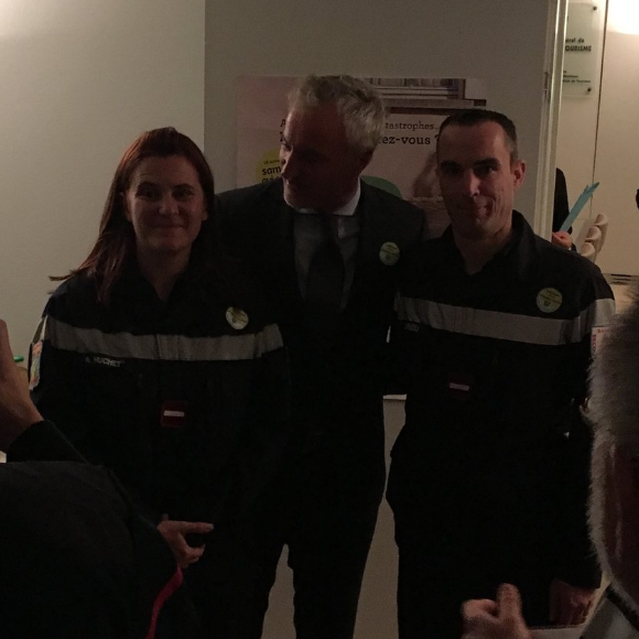 David Ginola, ému de retrouver les pompiers qui lui ont sauvé la vie. Nice, le 12 novembre 2016.