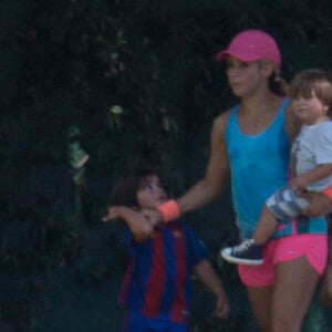 Shakira et son compagnon Gerard Piqué sortent jouer au tennis avec leurs enfants Milan et Sasha à Barcelone le 3 septembre 2016.