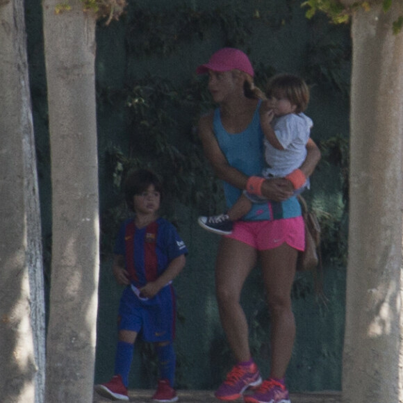 Shakira et son compagnon Gerard Piqué sortent jouer au tennis avec leurs enfants Milan et Sasha à Barcelone le 3 septembre 2016.