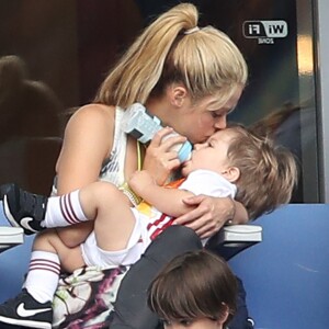 Shakira (compagne Gerard Piqué), ses fils Sasha et Milan lors des 8ème de finale de l'UEFA Euro 2016 Italie-Espagne au Stade de France à Saint-Denis, France, le 27 juin 2016.