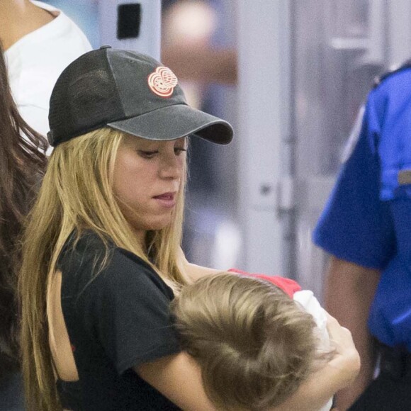 Shakira avec ses fils Milan et Sasha à l'aéroport de Miami le 25 février 2016.